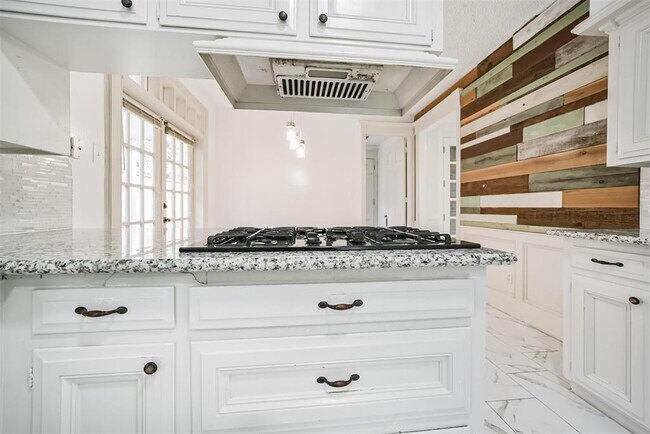 Building Photo - 15738 Fleetwood Oaks Dr