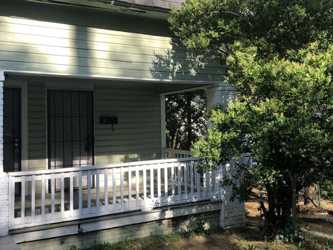 Building Photo - 1109-B Alma St