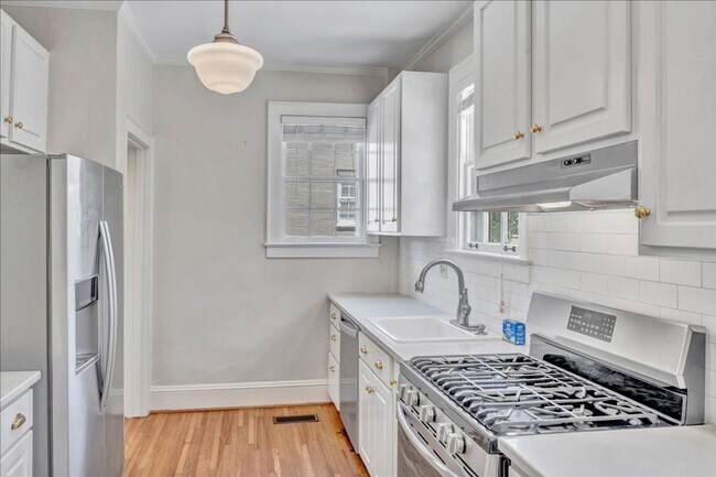 Building Photo - 3551 Overlook Ave