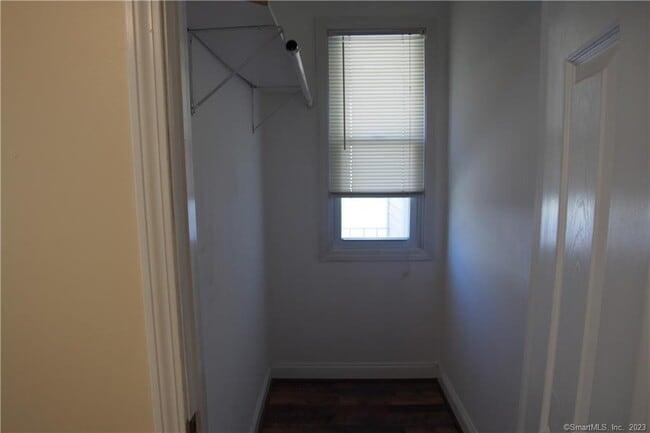 Building Photo - 44 Oak Ave