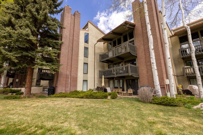 Building Photo - 70 Gallun Ln