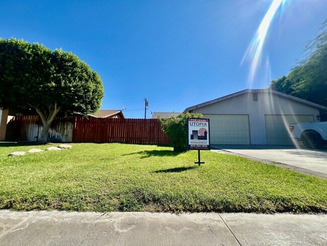 Building Photo - AVAILBLE NOW !!  3-bedroom 2 bath Duplex i...