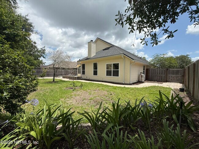 Building Photo - 12196 Lake Fern Dr