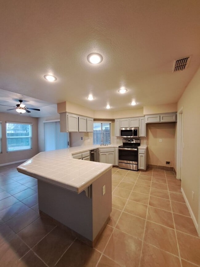 Building Photo - Stunning Large 4 Bedroom Home! Located Near Cedar & Nees!