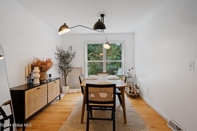 Building Photo - 9 Oxford Dr