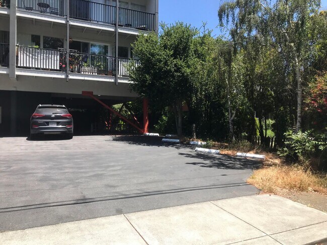 Building Photo - Tranquil and Remodeled 2BR/1BA Updated Uni...