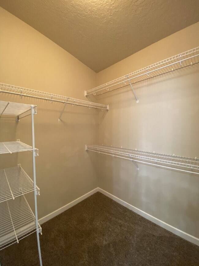 Building Photo - Spacious- 2 Living Rm/3BR/2Bath in Cabezon