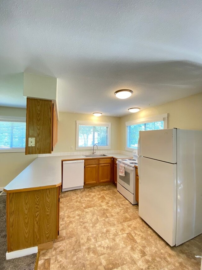 Building Photo - $1,695 - 2 Bed / 1 Bath Spacious House in ...