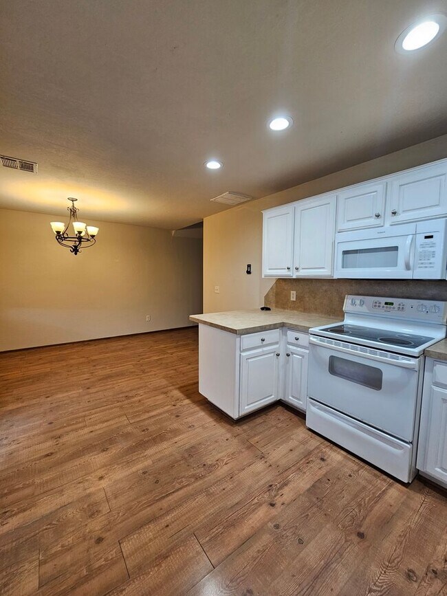 Building Photo - (4) Bed/(2) Bath in Moore w/ Shelter Avail NOW! Pets Negotiable!