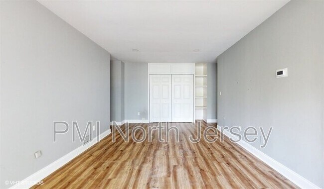 Building Photo - 462 River Rd