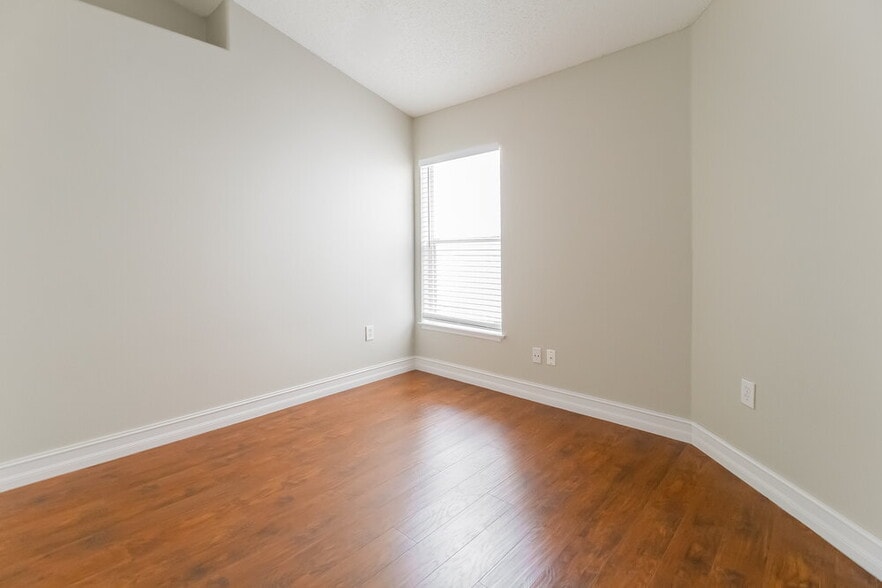 Building Photo - 1802 Meadow Pond Way