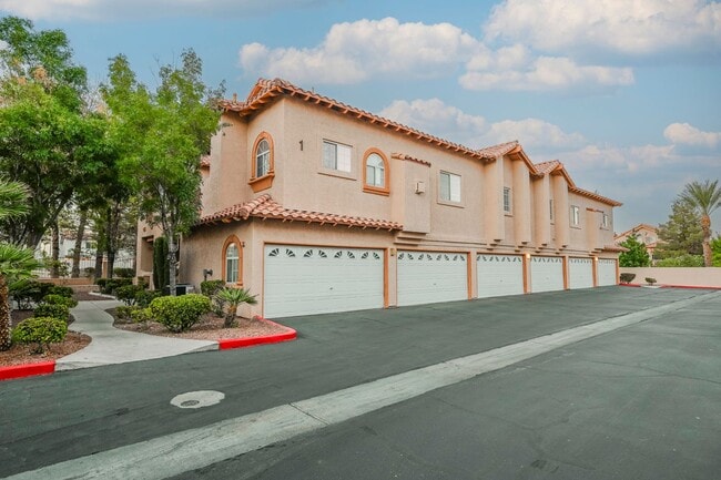Building Photo - Gated Community townhome, with private garage