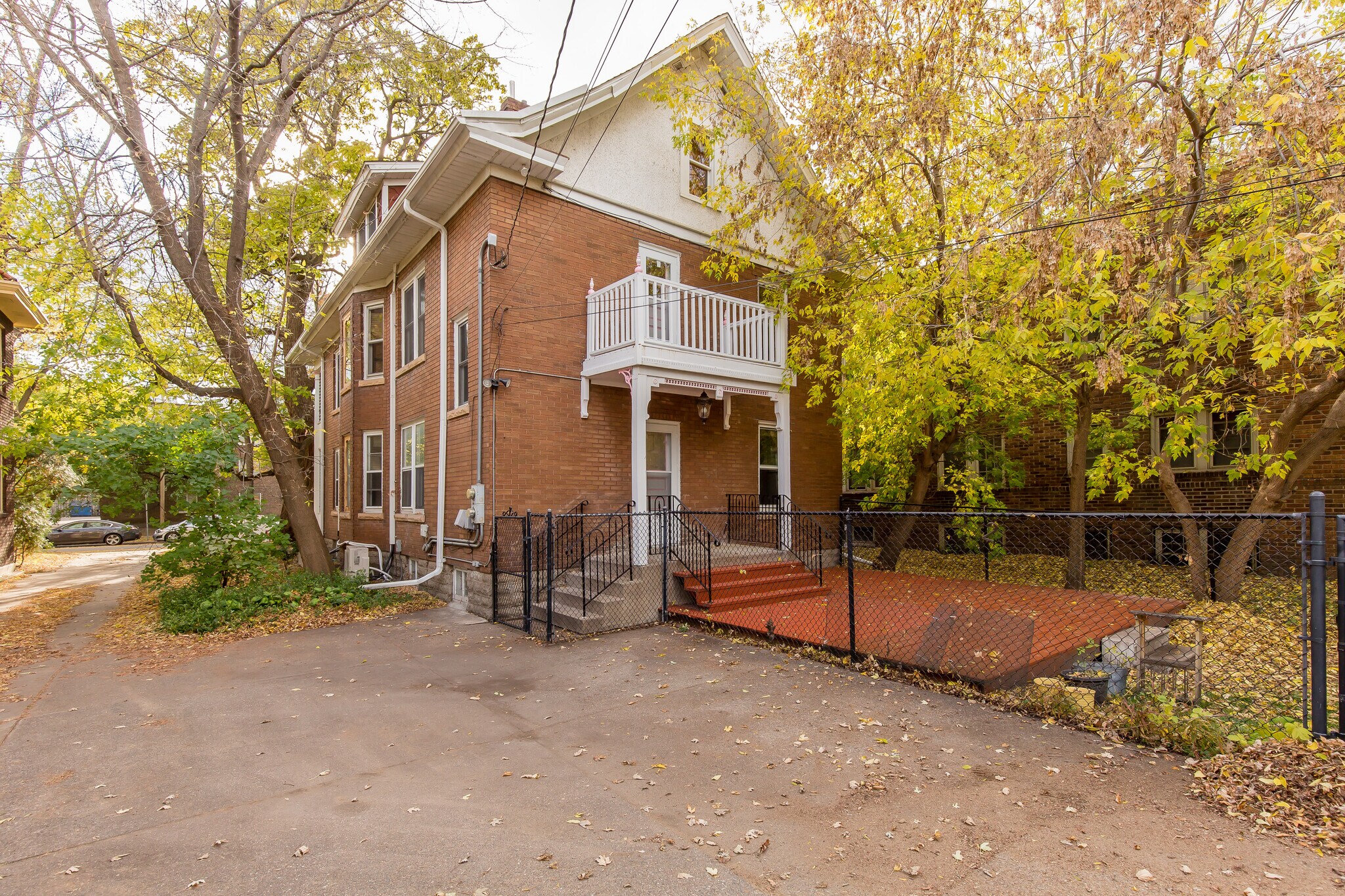 House features large redwood stained deck - 715 5th St SE