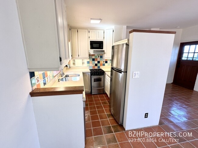 Building Photo - Charming 2Bed 2bath In Hollywood Hills