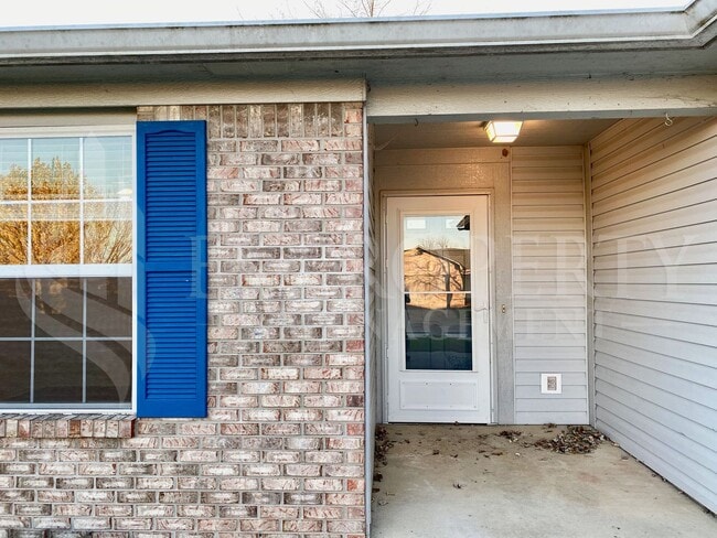 Building Photo - COMING SOON! Wonderful 3 Bedroom 2 Bathroo...