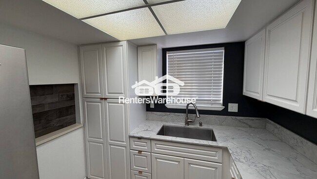 Building Photo - 6020 Carmen Blvd