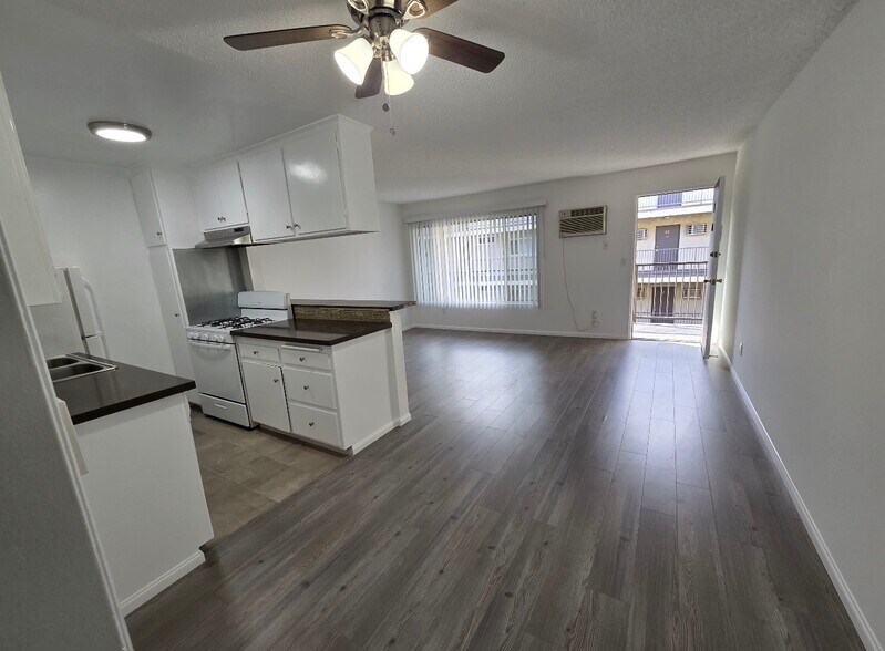 Building Photo - 3833 Mentone Ave