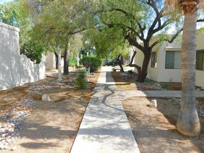 Building Photo - 1417 E Fort Lowell Rd