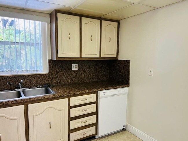 Building Photo - 9359 Fontainebleau Blvd