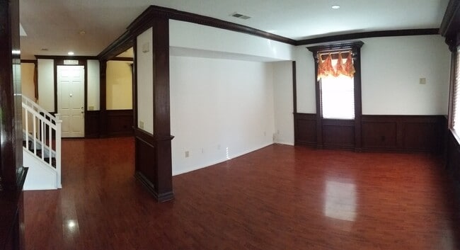 Building Photo - Beauty in the Details - 3 Bedroom / 2.5 Ba...