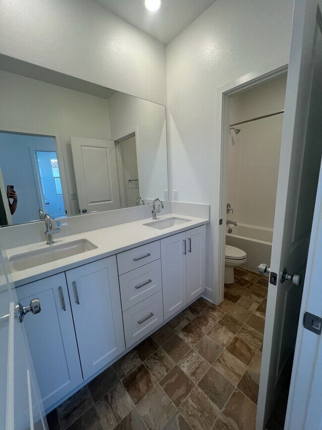 Building Photo - Camarillo - Newer 4 bedroom, 3.5 home