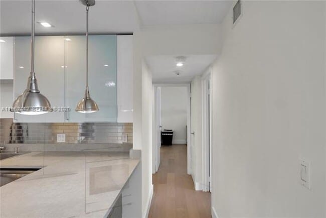 Building Photo - 100 Bayview Dr