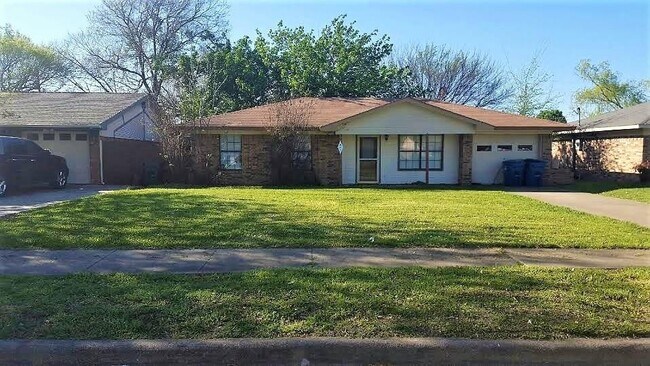 Building Photo - 812 Quinette Dr