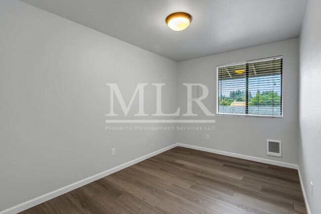 Building Photo - 1700 Lake Park Dr SW