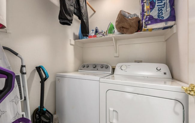 Building Photo - Townes at South Park