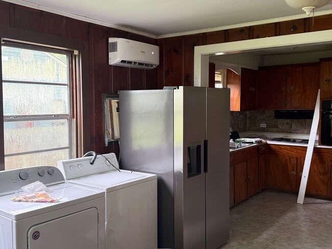 Building Photo - 3 Bedroom 1 Bathroom House Available for Rent