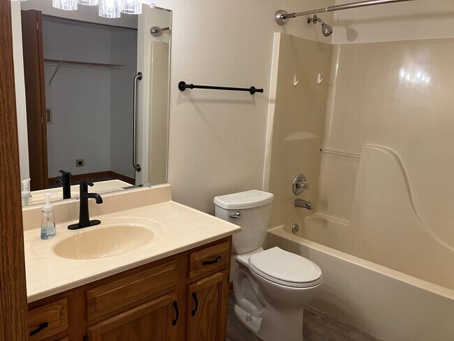 Building Photo - Charming 2-Bedroom Ranch in Peaceful Piqua...