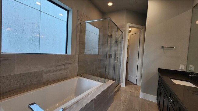 Building Photo - 5713 Larkin St