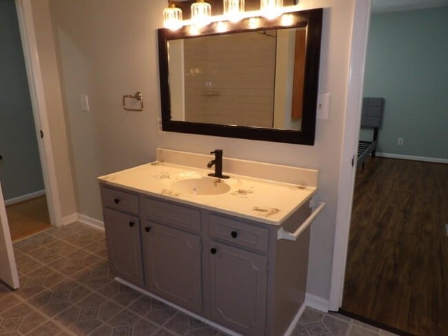 Building Photo - 917 9th Ave S