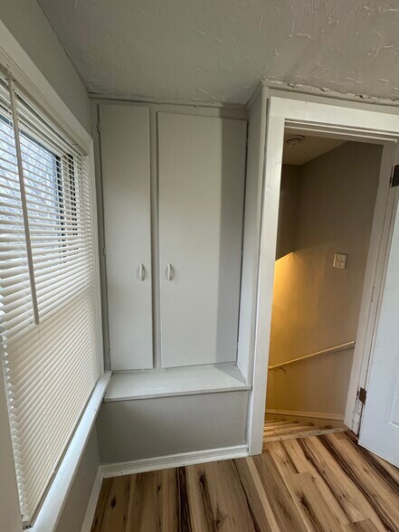 Building Photo - 10012 Robinson Ave