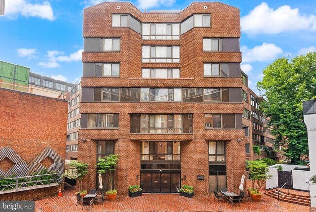 Building Photo - 1077 30th St NW