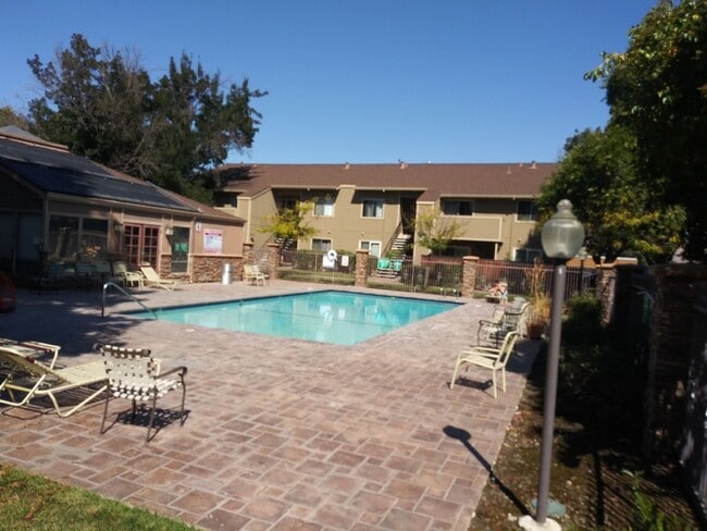 Building Photo - 2 bedrooms 2 bath condo Top floor for rent in Fremont