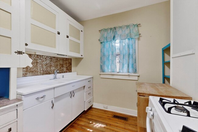 Building Photo - Downtown BUNGALOW 2 Bedroom 1 Bath