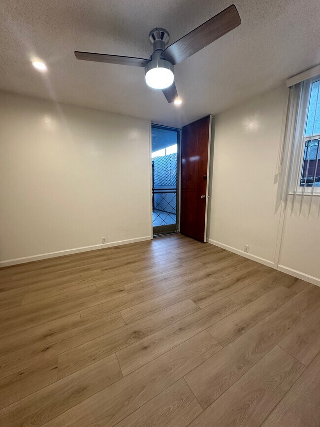 Building Photo - 537 Evergreen St