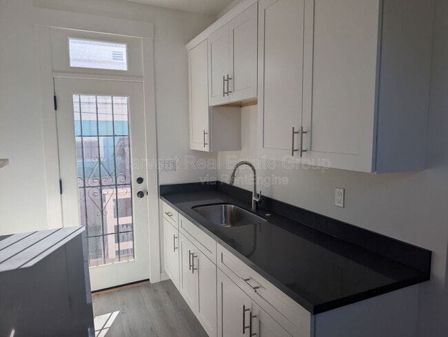 Building Photo - 1704 10th Ave