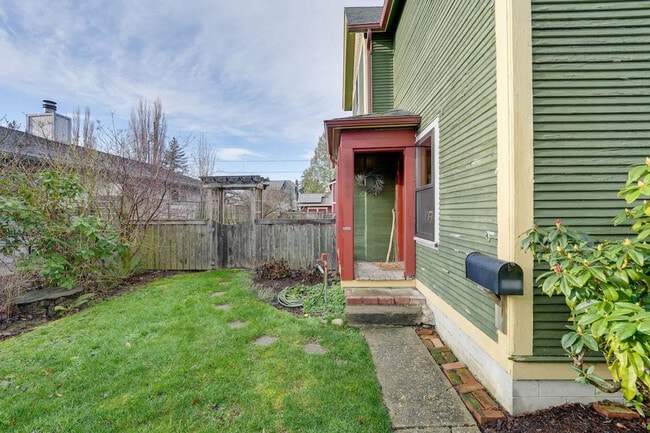 Building Photo - 2323 Elizabeth St