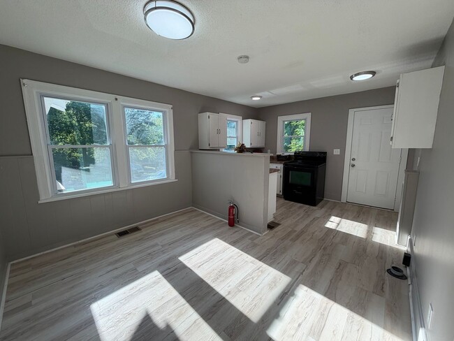 Building Photo - Renovated 2/1 House in North Rome- $1,095