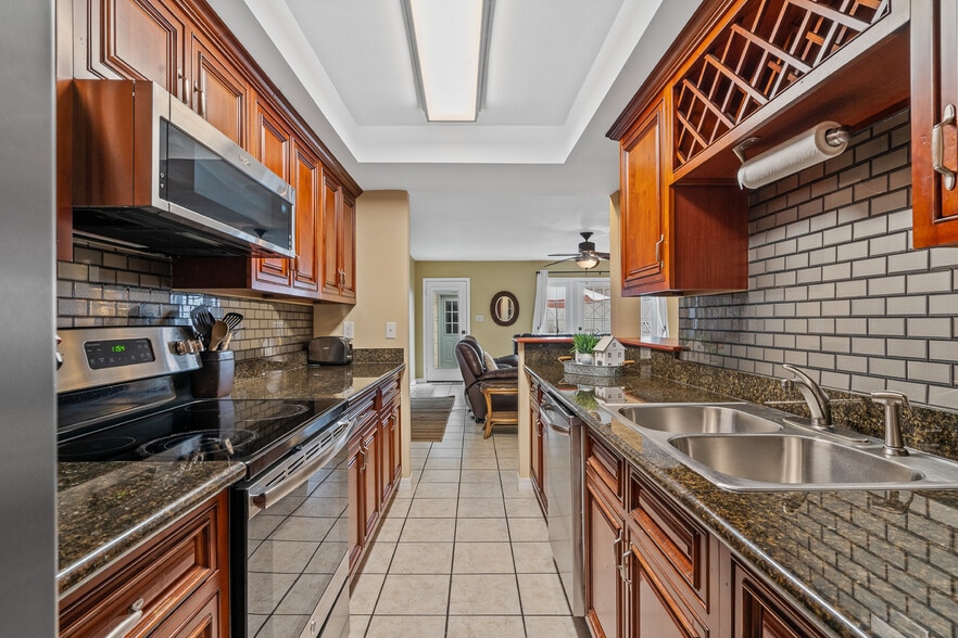 Kitchen - 8426 Williamsburg Cir