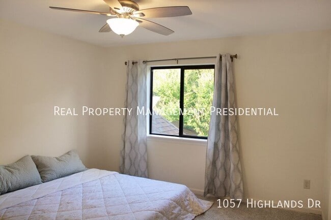 Building Photo - 1057 Highlands Dr
