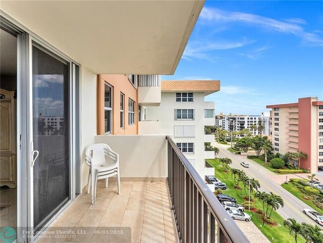 Building Photo - 1150 Hillsboro Mile-