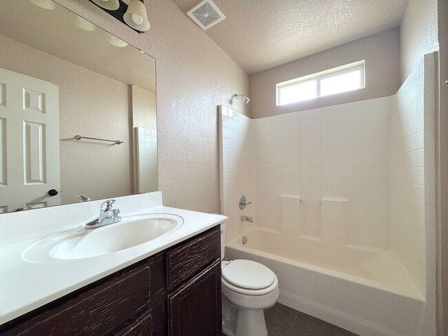 Building Photo - Sandstone Ranch Estates 3 Bed Refrig A/C!