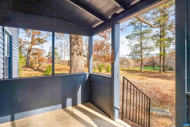 Building Photo - 2580 Nydrie Dr