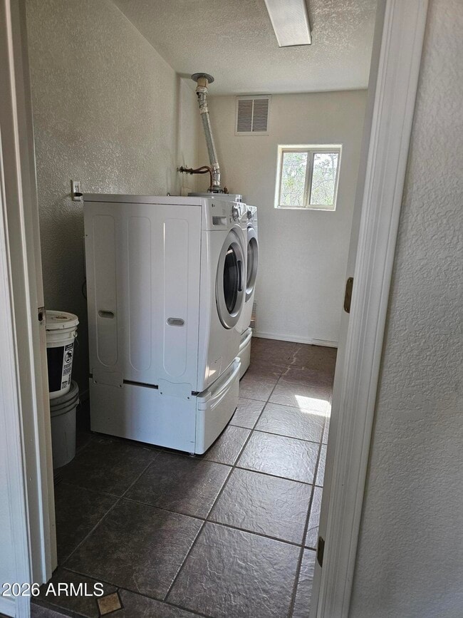 Building Photo - 5018 E Evergreen Dr