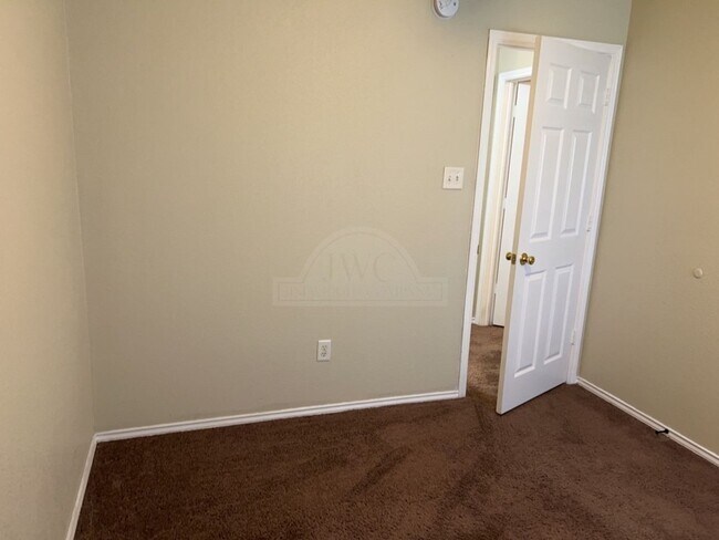 Building Photo - 1201 Fox Creek Dr