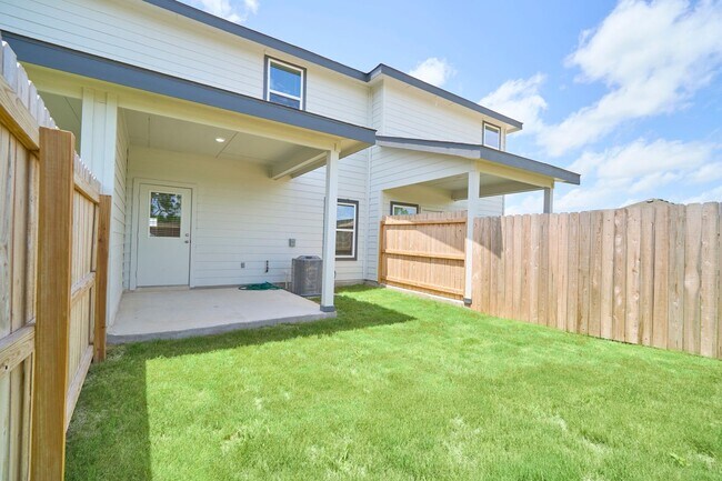 Building Photo - Hunters Ranch Beauty! 3 Bedroom 2 1/2 Bath Townhome