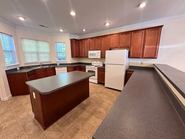 Building Photo - 2 Bed 2 Bath SPACIOUS Town Home! LOCATION LOCATION LOCATION!